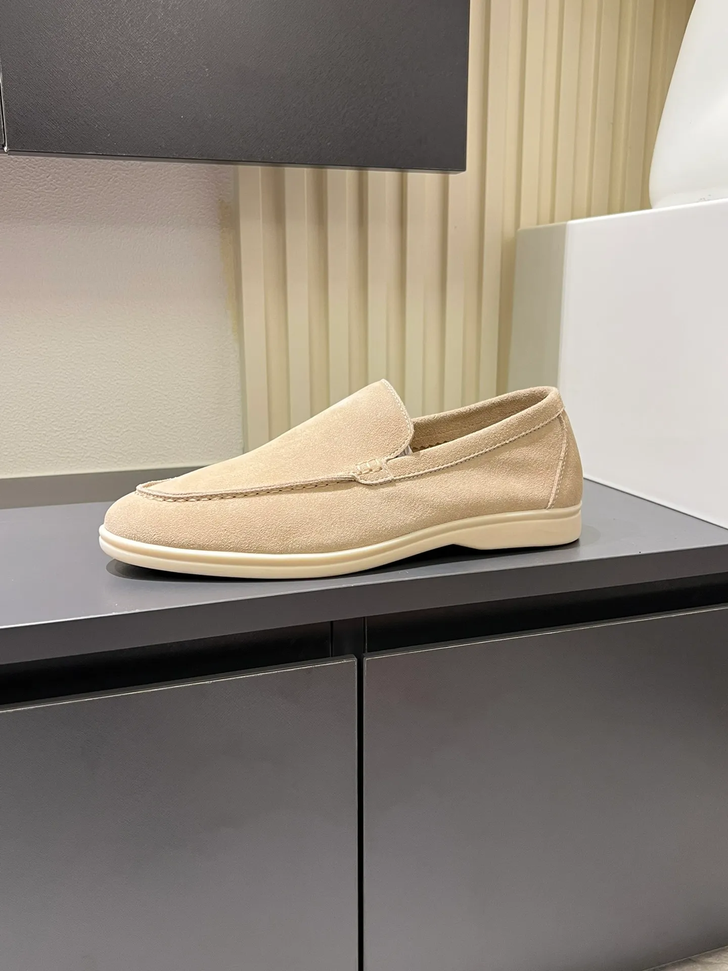 Men's shoes 💰p360 "Loro men's shoes 💰pian'*" Classic L men's shoes for couples 💰p Top version British flat loafers, a must-have item in old money style, the minimalist design is eye-catching and durable, a plus point for dressing The soft foot feel and texture are outstanding. They don’t scratch your feet and are very nice. They are matched with soft and waxy soles. They can be worn daily for a long time without getting tired. They are easy to wear, versatile and classic items, with perfect foot feel and texture! Imported cashmere fabric, the lining is made of imported A-grade water-dyed cow lining, the top version of the genuine leather midsole is sewn with pure handmade mark thread! Size: Female 35-40 (34. Customized) Male 38-44 (45.46. Customized)